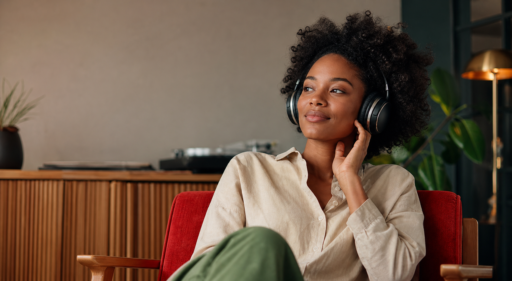 Femme afro avec un casque qui ecoute la radio